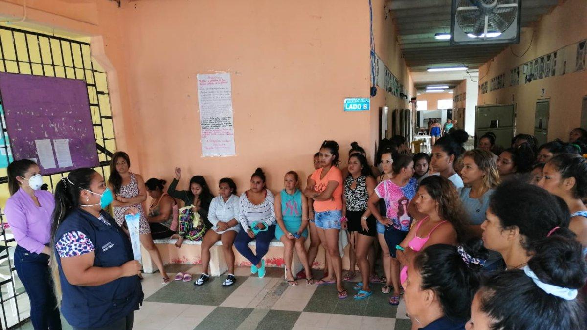 Entre las medidas adoptadas están las charlas a las personas privadas de la libertad, para evitar especulaciones.