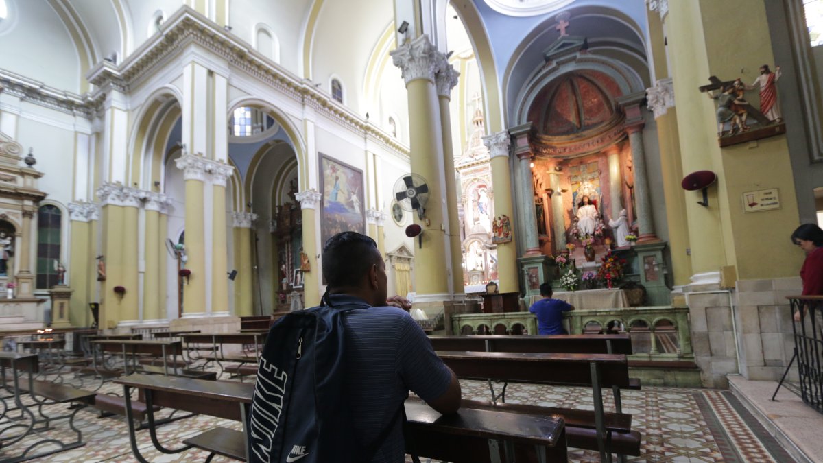 En las primeras horas de la mañana de este jueves 12 de marzo, las personas asistieron a la iglesia a rezar por la pandemia de coronavirus.