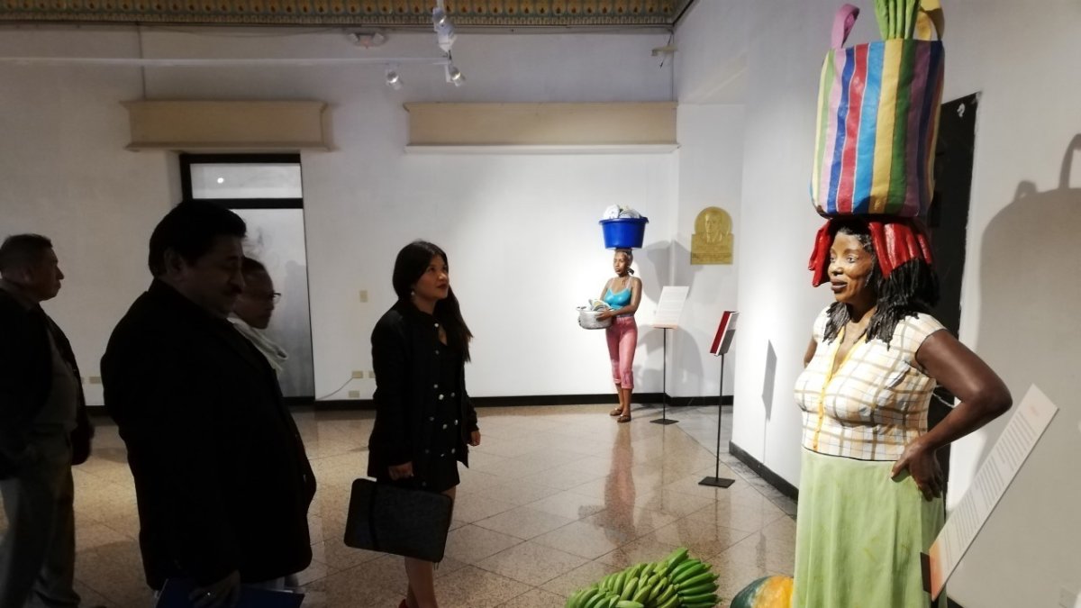 Arte. Los visitantes observan a la mujer afrochoteña con varios frutos que venden en los mercados, como el verde, zapallo, entre otros productos.