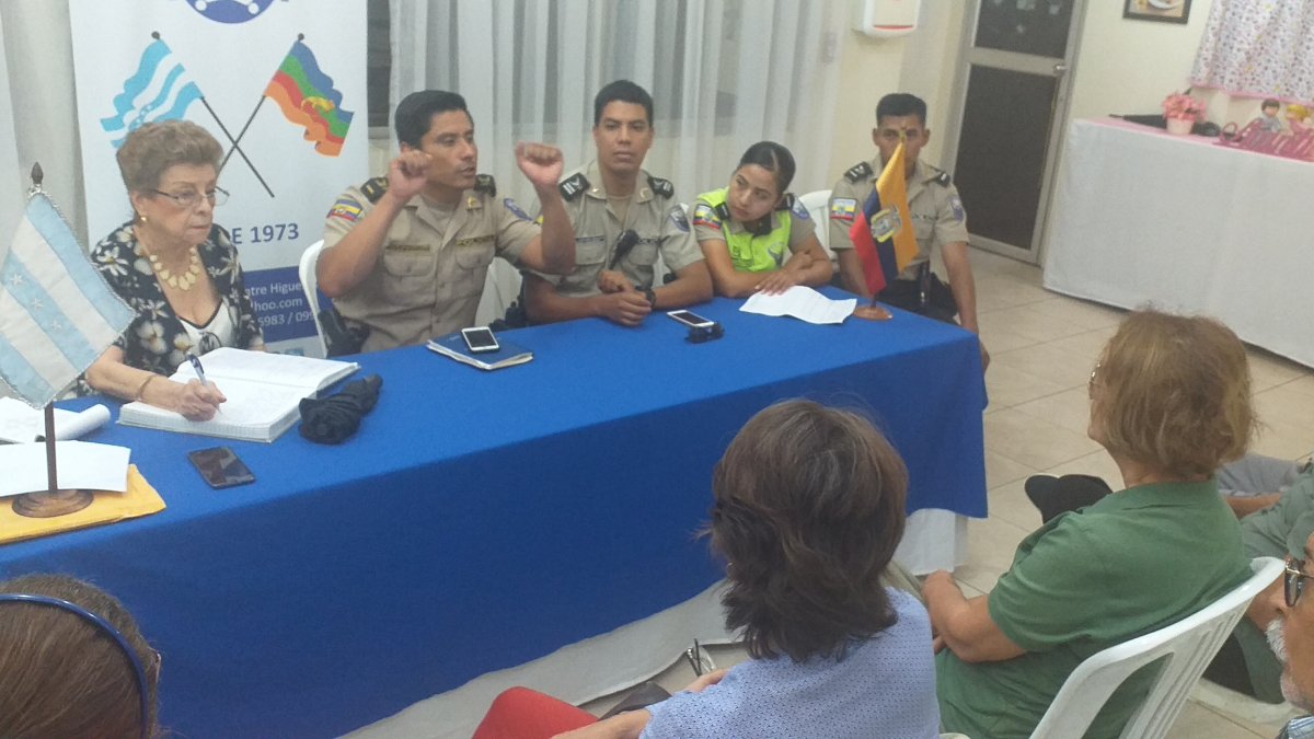 Cita. Los moradores expusieron su malestar a los gendarmes.