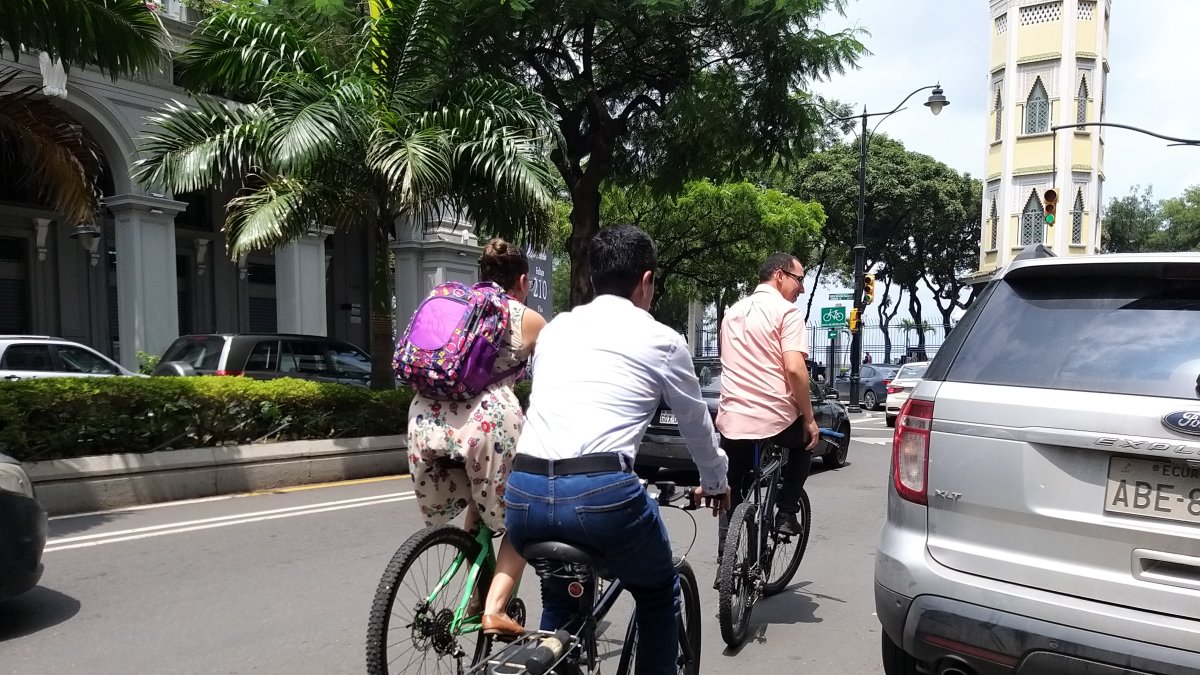 Realidad. Algunos ciclistas sortean el paso entre vehículos, por falta de ciclovías.