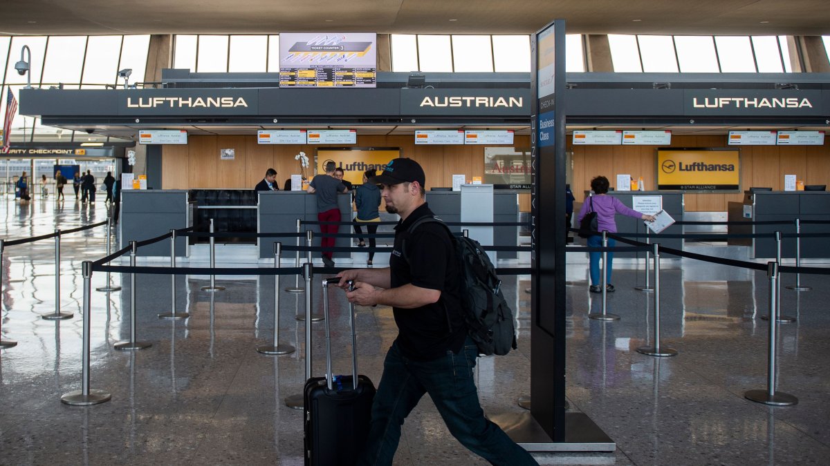 Pocos pasajeros recorren el Aeropuerto Internacional de Dulles, Virginia, Estados Unidos.