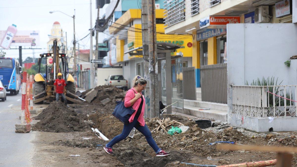 Lodo y tierra por trabajos de regeneración aquejan a los vecinos de la Kennedy.