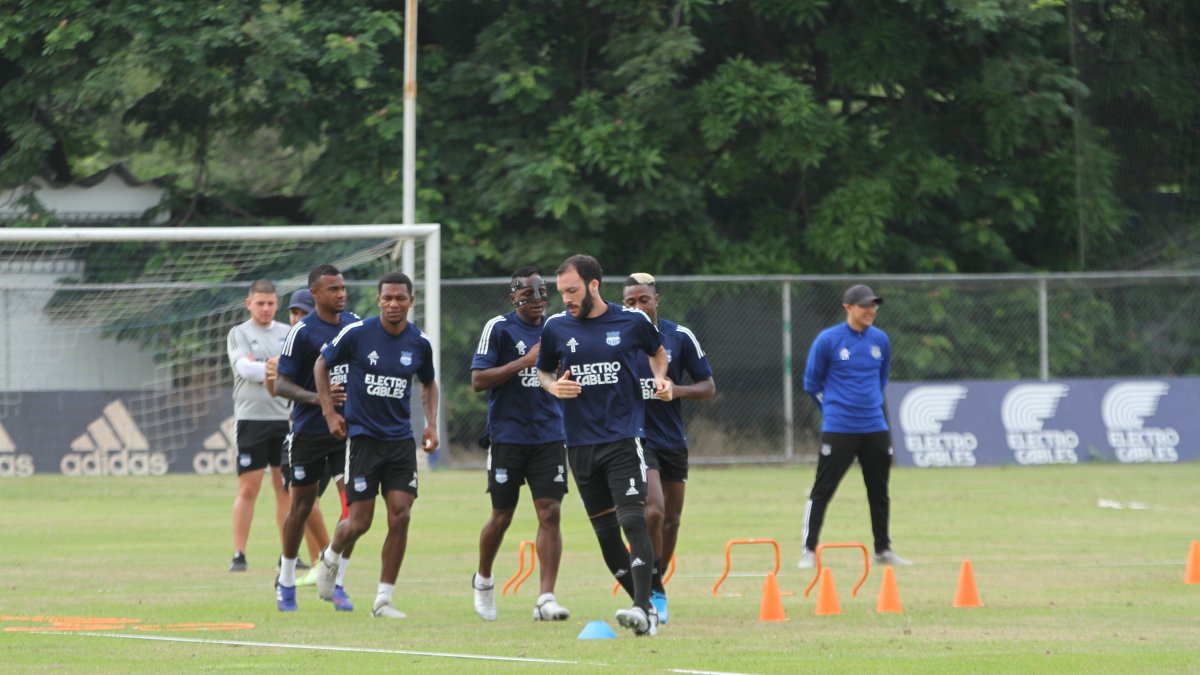 La plantilla de Emelec cambió la semana pasada sus cuidados por el coronavirus.