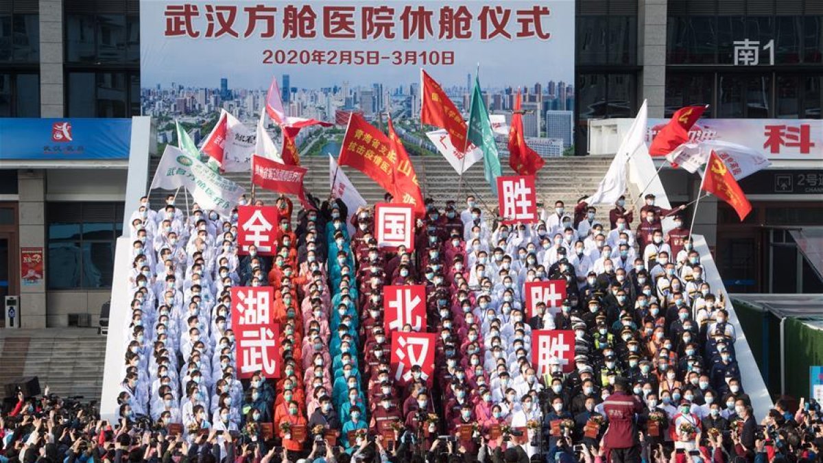 Manteniendo sus protecciones, los ciudadanos decidieron festejar la reducción de casos.