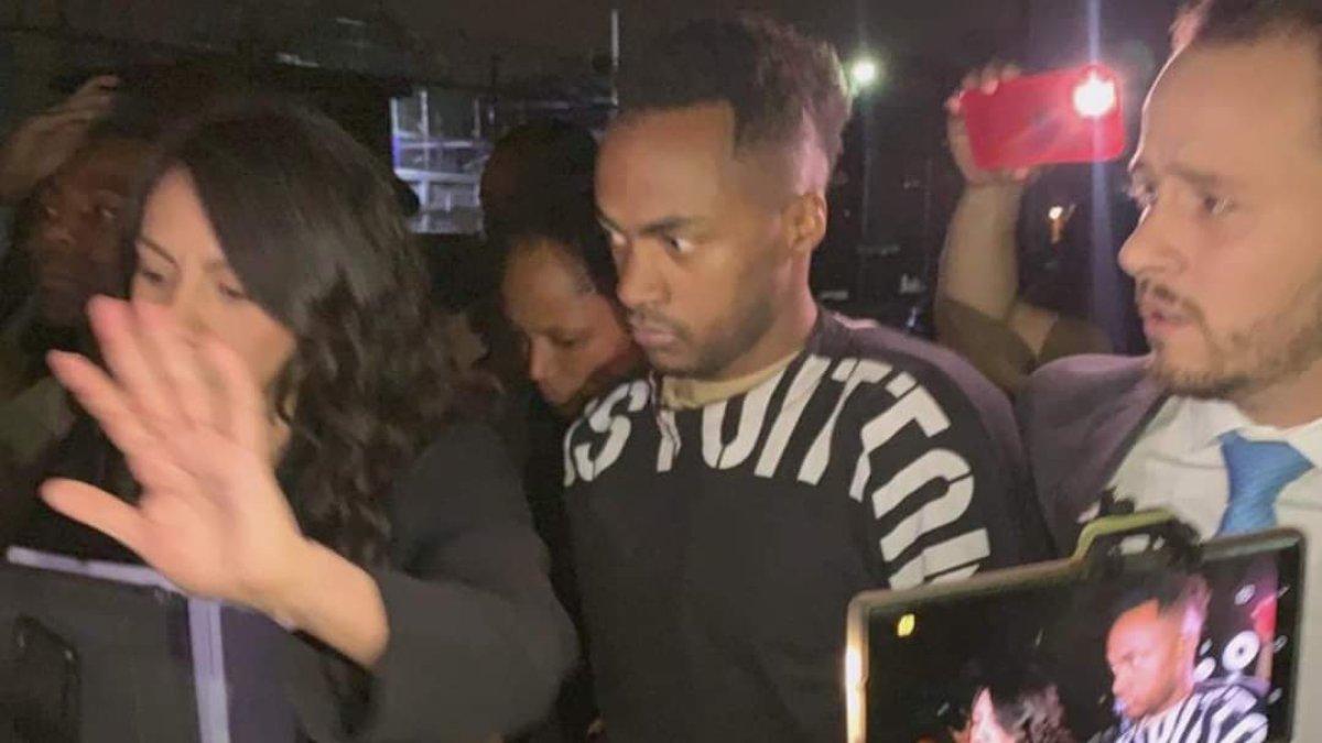 Renato Ibarra saliendo del lugar de detención.