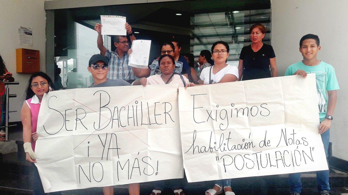 Un grupo de estudiantes del colegio fiscal Teniente Hugo Ortiz realizaron un plantón en los bajos de la Subsecretaría de Educación Zona 8, para exigir que suban al sistema sus notas de grado.