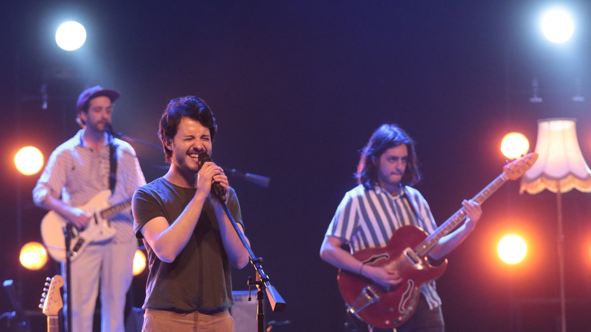 Los violines, guitarras y batería se fusionaron a la perfección para reversionar los éxitos de la banda quiteña.