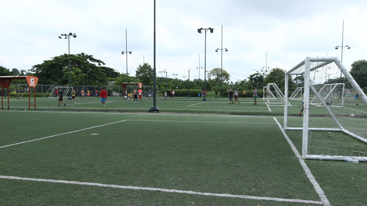 Vacías. Varias de las canchas de fútbol estaban sin ser utilizadas en el parque Samanes.