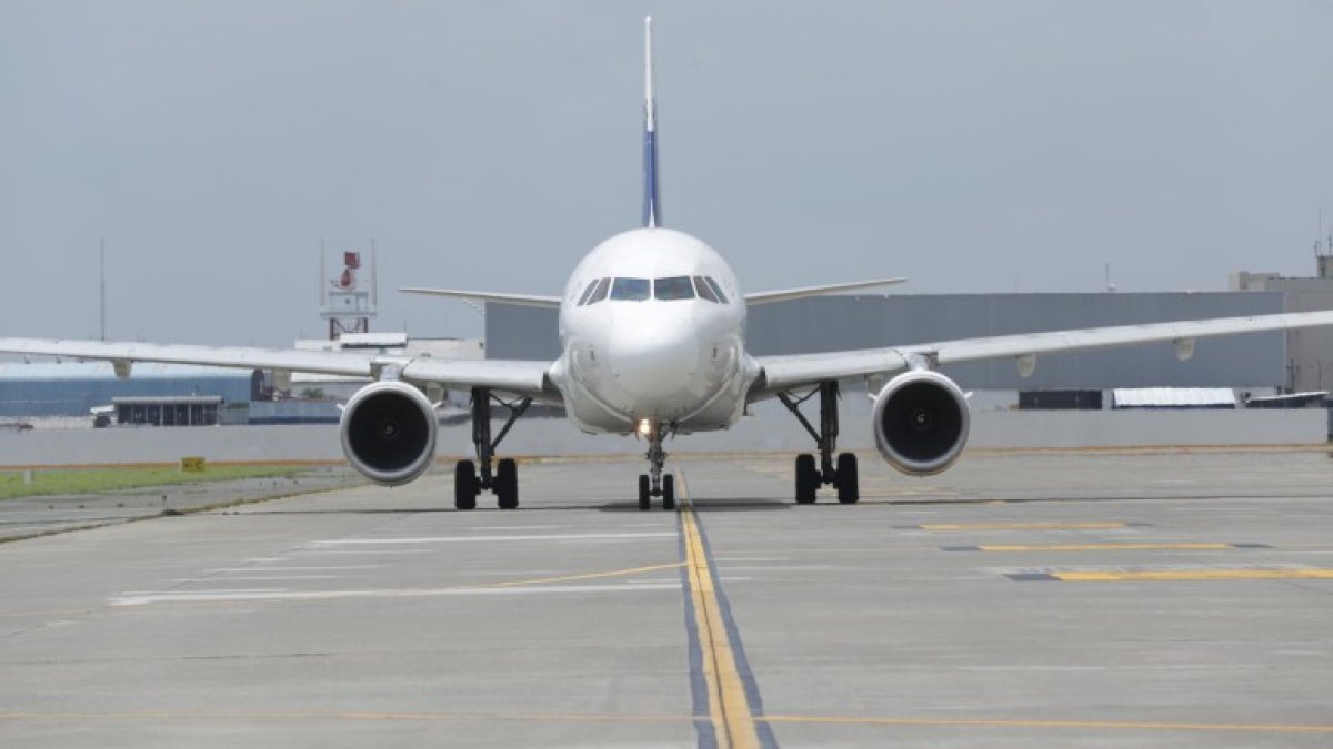 El arribo de vuelos internacionales se restringe desde la media noche de este domingo.