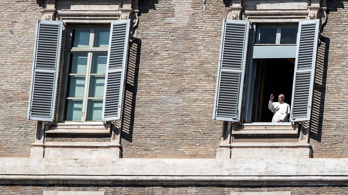 Tras rezar el Angelus dominical, el PapaFrancisco se asomó a la ventana e impartió la bendición a la Plaza de San Pedro completamente vacía.