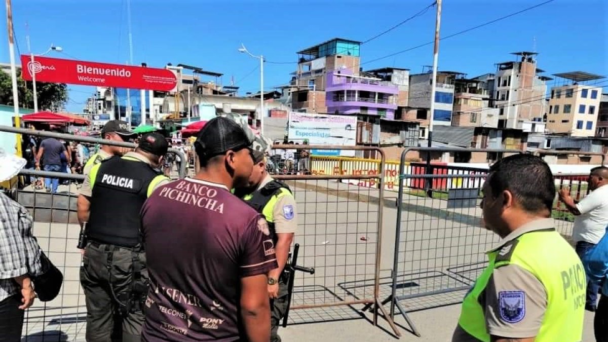 La policía también se unió a los militares para asegurar que no haya flujo de personas
