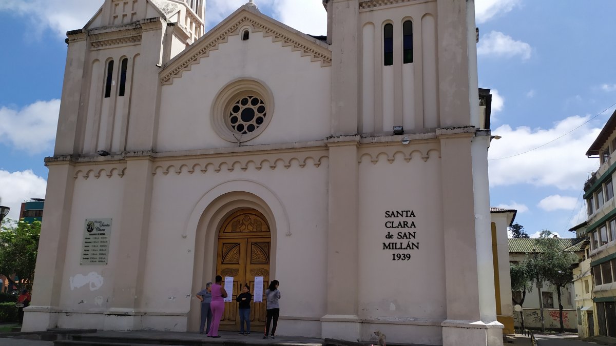 Varias feligreses llegaron ayer a las iglesias y se encontraron con el anuncio de suspensión de todas las actividades religiosas.