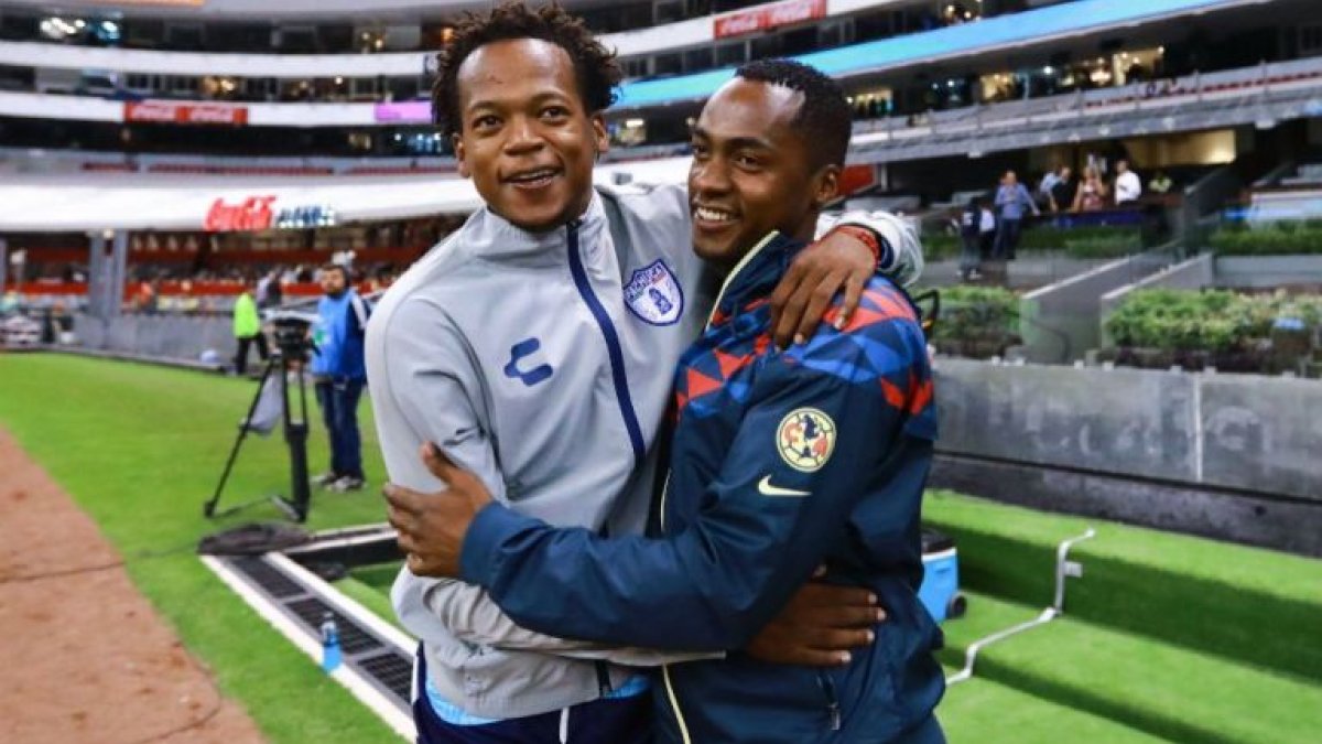 Renato Ibarra (d), junto a su hermano Romario, que milita en el Pachuca mexicano.