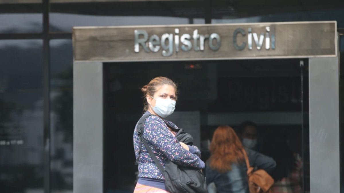 Los servicios en el Registro Civil fueron restringidos al máximo. Algunos trámites se puede ejecutar en línea.