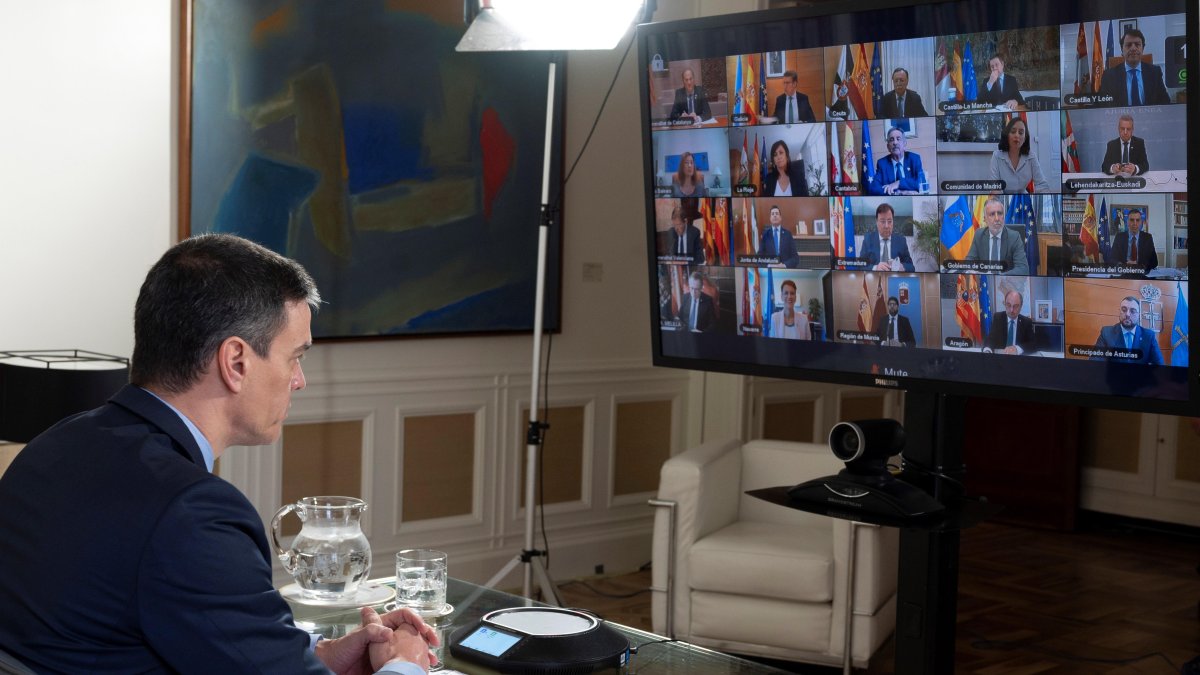 El presidente del Gobierno español, Pedro Sánchez, mantuvo una cita virtual con los presidentes de las comunidades y ciudades autónomas del país. Su esposa dio positivo para coronavirus.