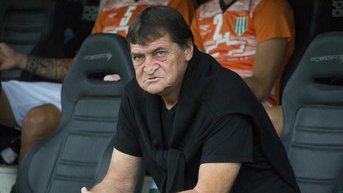 Julio César Falcioni, el DT de Banfield, fue contundente hacia los dirigentes argentinos.