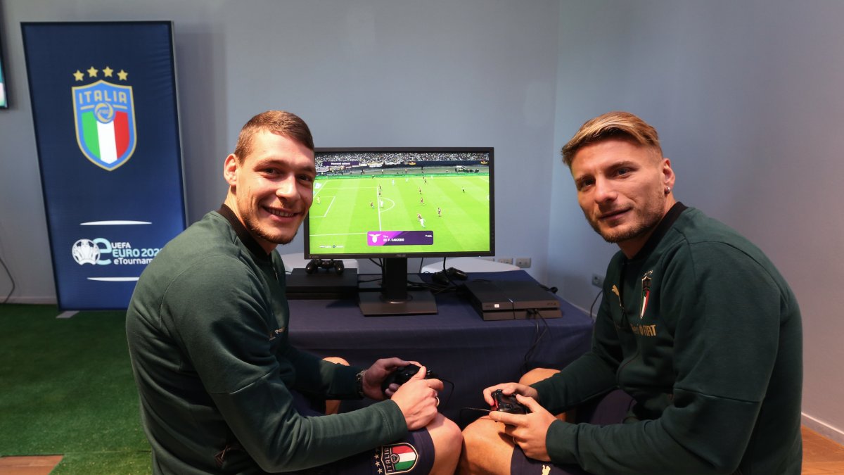 El delantero italiano Ciro Immbolie (d), compañero de Felipe Caicedo en Lazio, formará parte del torneo de FIFA20.