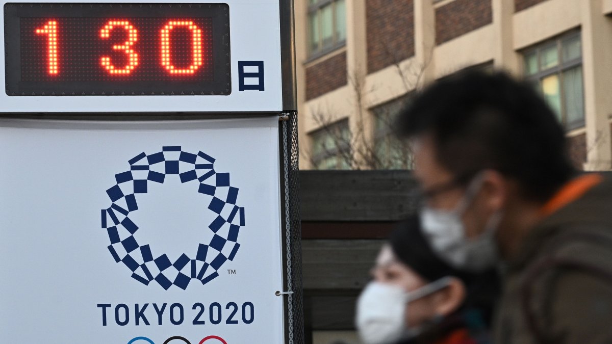 Transeúntes japoneses pasan por una de las edificaciones de Tokio que llevan la cuenta regresiva del inicio de los Juegos Olímpicos 2020.
OLY-2020-TOKYO-HEALTH-VIRUS