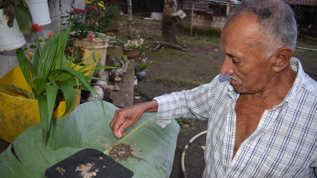 1. Mezcla. Para realizar el producto no se necesita de mucha ciencia, solo un poco de aguardiente.