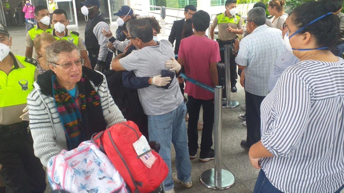 Llegada. Los familiares recibieron a sus parientes con mascarillas y guantes.