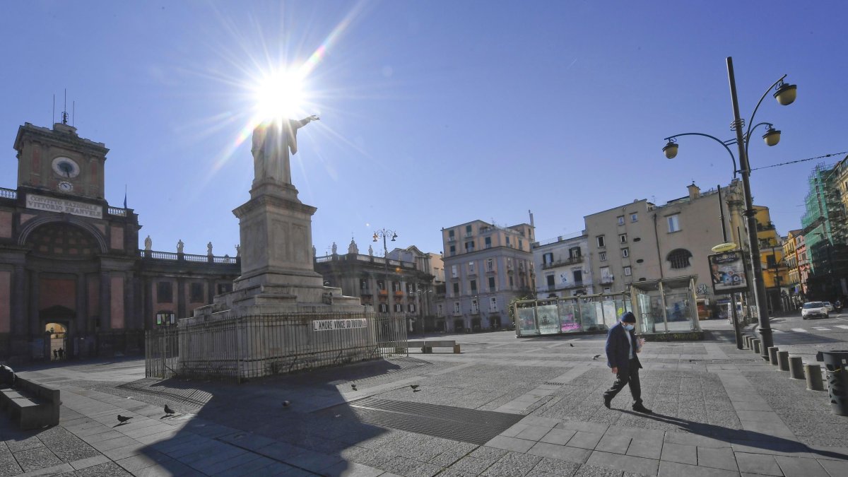 NÁPOLES. Un napolitano transita por una desierta plaza en medio de la crisis sanitaria que afecta a varias ciudades europeas