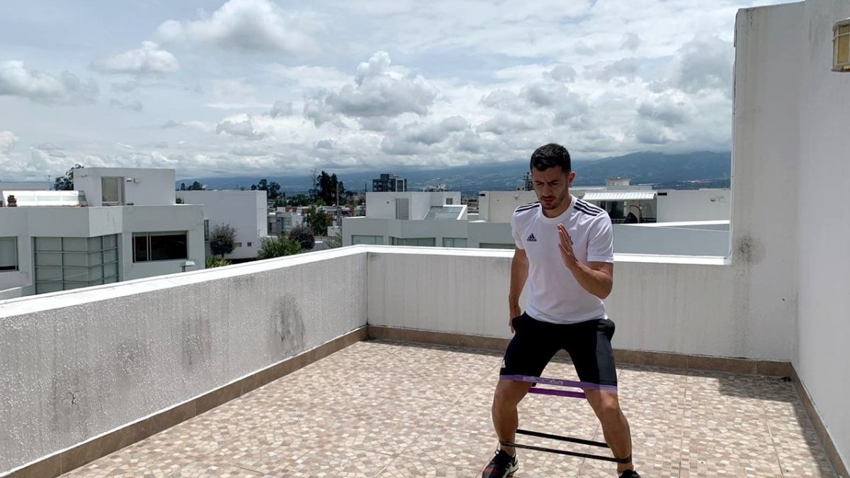 El volante de Universidad Católica, Facundo Martínez, se entrenó en su casa.
