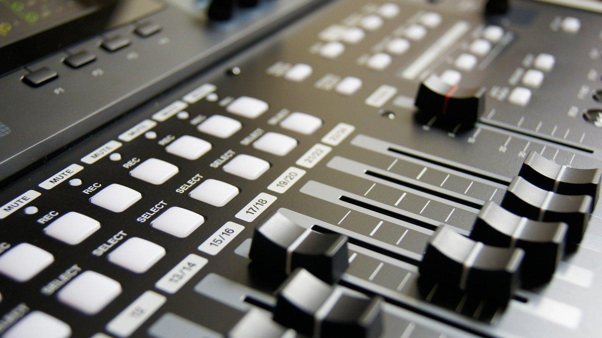 La difusión musical y su forma de cobro generan controversias en el país.