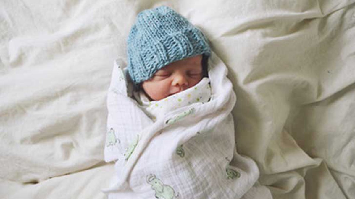 Debes evitar que las visitas toquen al bebé.