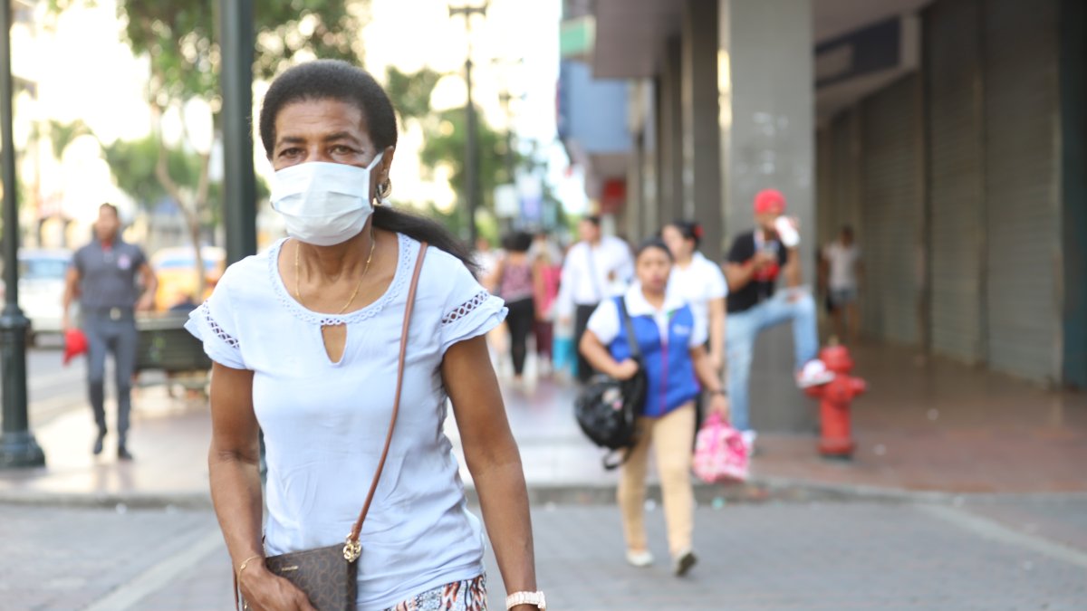 Los guayaquileños toman sus precauciones ante el nuevo virus.