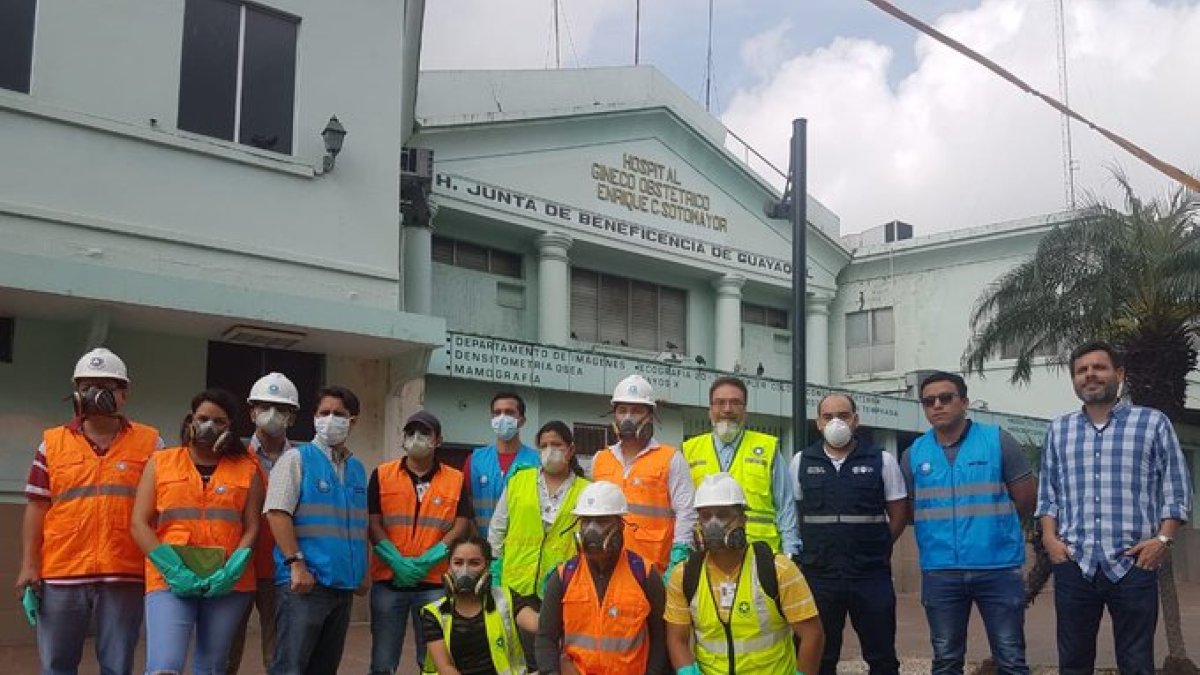 Funcionarios municipales y del Ministerio de Salud, en la edificación de la Maternidad Sotomayor.