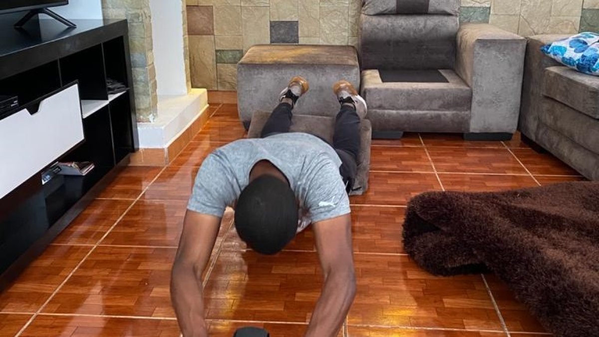 El goleador de Aucas realizó cinco rutinas de 10 con la rueda, como parte de los ejercicios obligatorios.