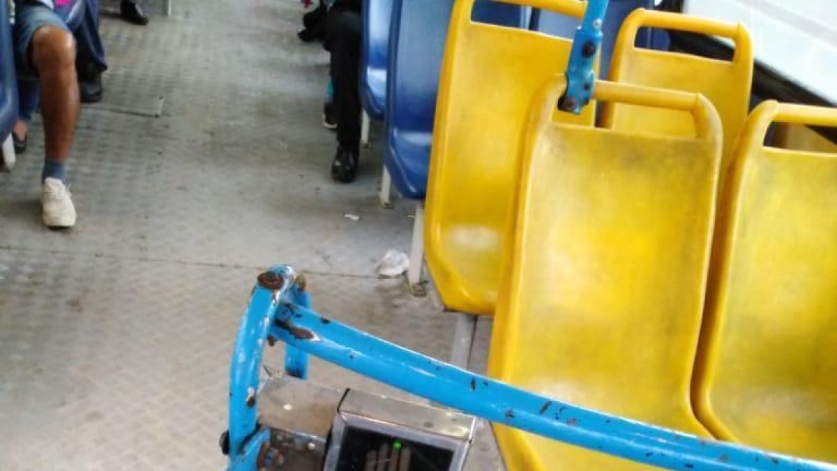 Los buses no cumplían con las medidas de aseo en el interior de las unidades la mañana de este martes.