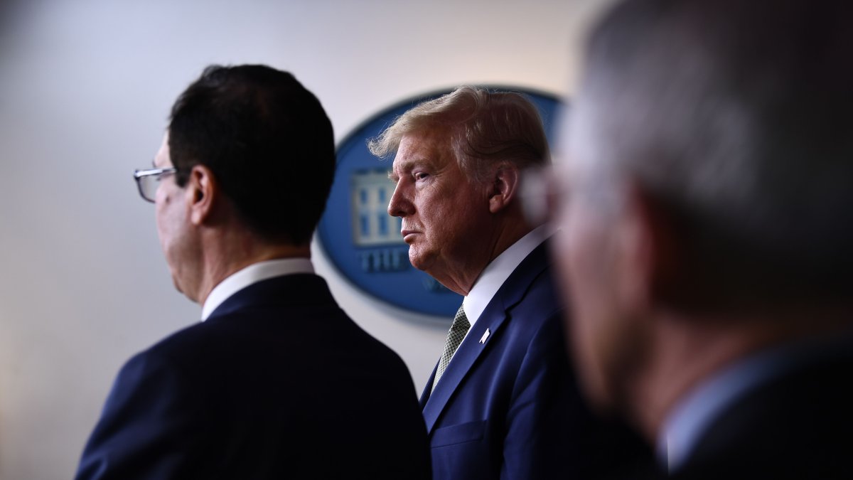 WASHINGTON. El presidente Donald Trump escucha al secretario del Tesoro, Steven Mnuchin, durante la conferencia de prensa diaria sobre la situación de la pandemia de coronavirus en su país.