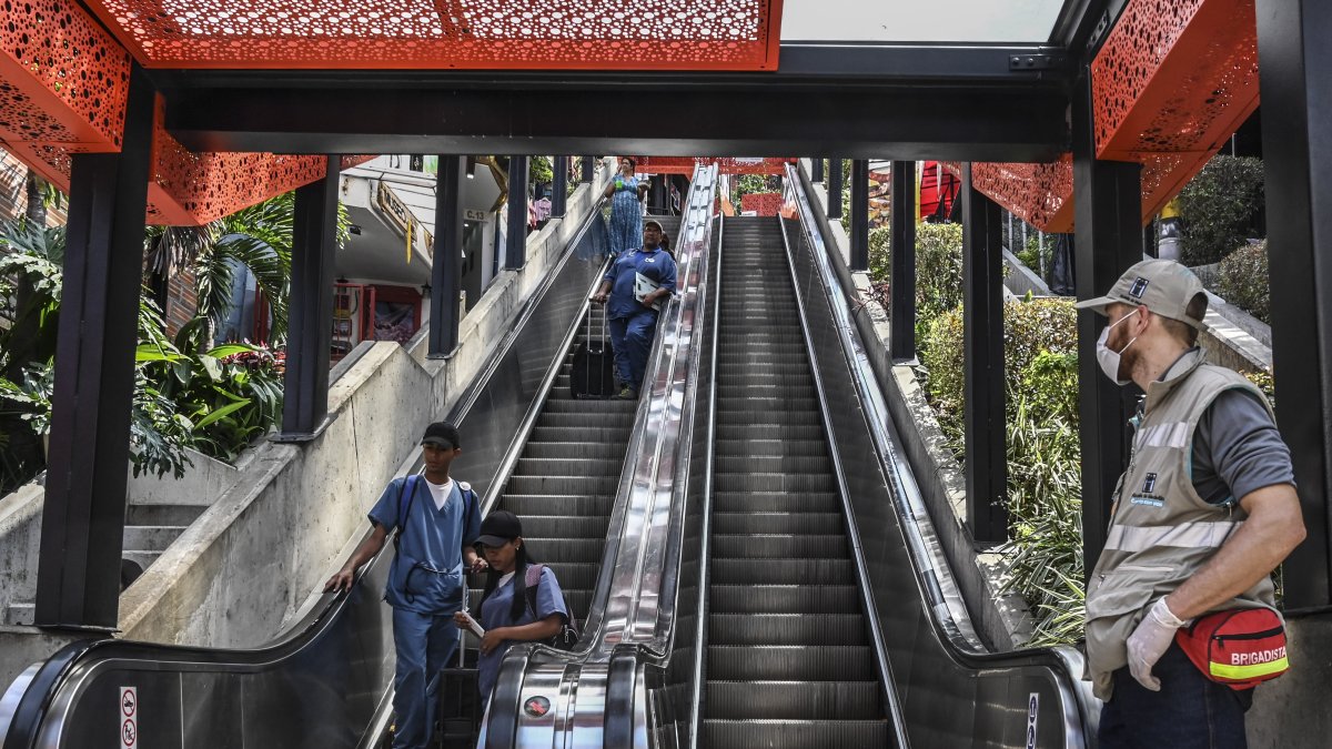 Pocas personas se movilizan  por las escaleras eléctricas en el vecindario de Comuna 13, en Medellín..