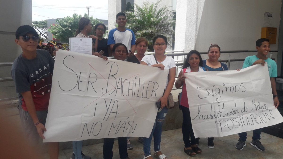 La semana pasada, un grupo de bachilleres exigió a las autoridades educativas que suba las notas para poder postular a la universidad.