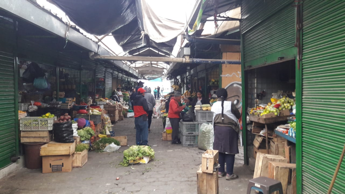 Las ventas en el mercado de Machachi está restringidas a personas de entre 25 y 50 años
