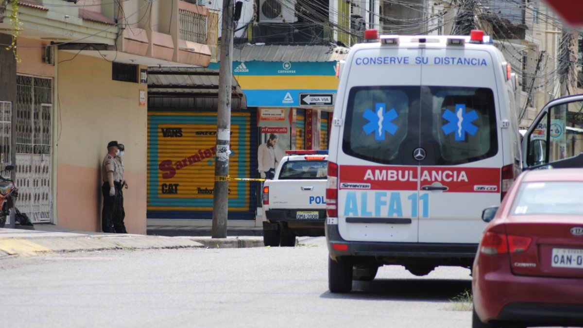 Hay 50 personas que están registradas y que habrían tenido contacto con el fallecido .