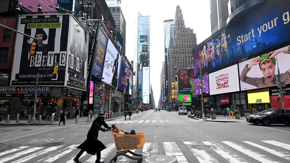 NUEVA YORK. Un hombre atraviesa una importante avenida de Manhattan, tras las medidas impuestas por la Gran Manzana, en su intento por controlar la propagación del virus.