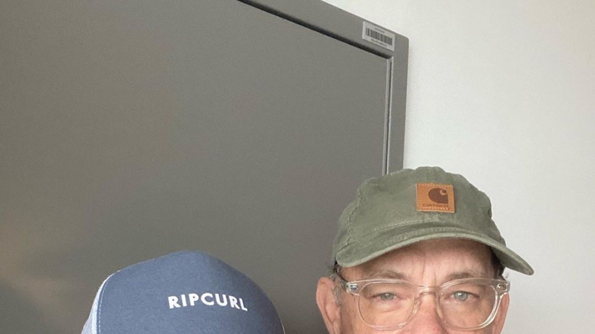 Rita Wilson y Tom Hanks luego de ser dados de alta en el hospital australiano.