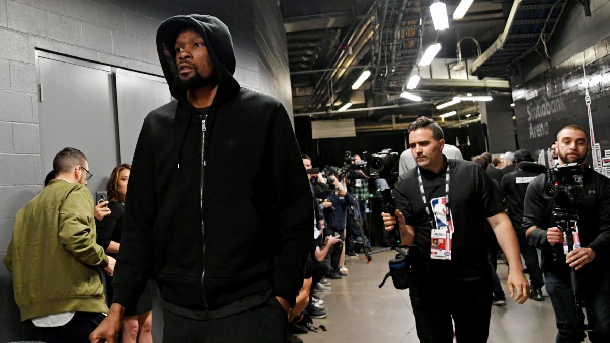 El basquetbolista Kevin Durant es uno de los cuatro casos positivos a coronavirus de los Brooklyn Nets.