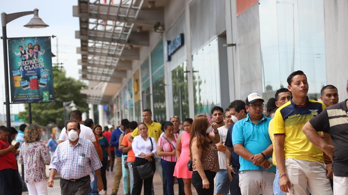 Pese a la prohibición, decenas de personas se juntaron afuera de bancos.