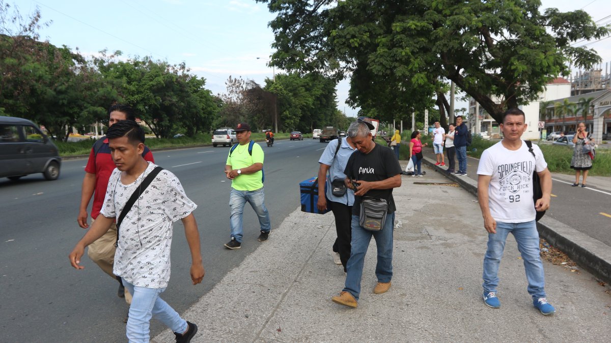Maestros de construcción, jardineros y trabajadoras del hogar remuneradas en la vía a la Costa, a la salida de su labor el lunes 16 de marzo por la tarde.