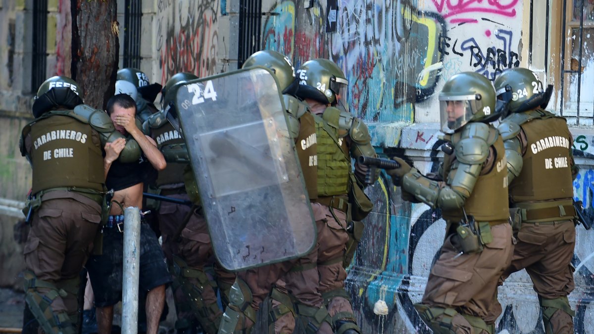 Policías arrestan a un manifestante durante una protestas callejera, en noviembre pasado.