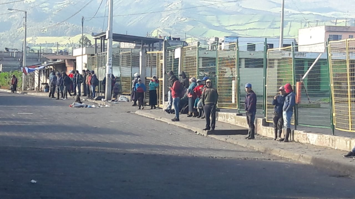 Familias indígenas se apuestan en las afueras del mercado central de Machachi en busca de trabajo