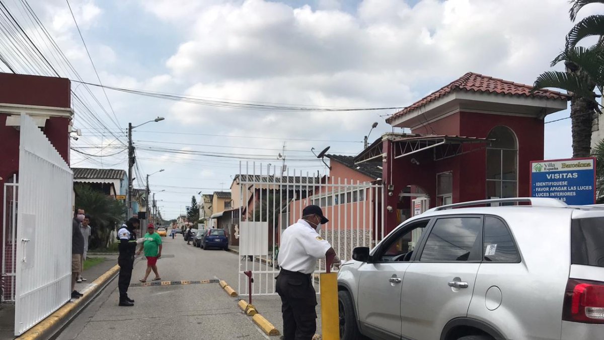 Villa España. Varios residentes y personal de seguridad usan mascarillas y guantes para evitar el contagio de coronavirus.