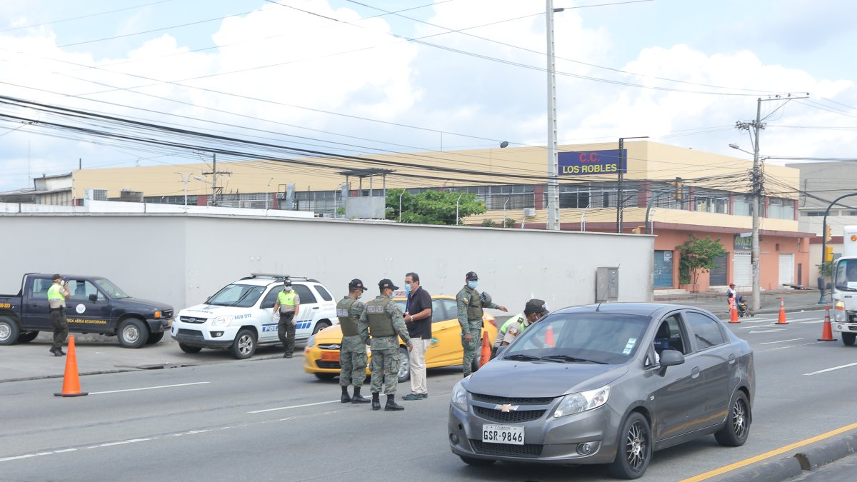 El control para evitar la circulación masiva de automotores en Guayaquil se realiza en varios puntos de la ciudad.