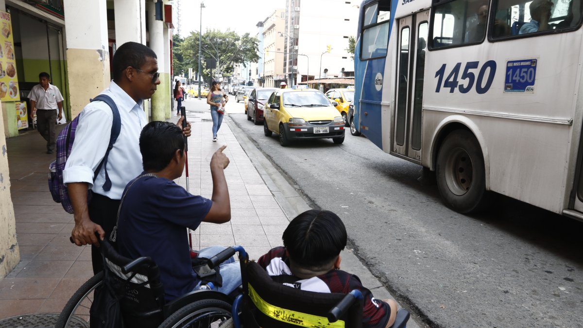 Las personas deben esperar por más de una hora para que llegue un bus con rampa.