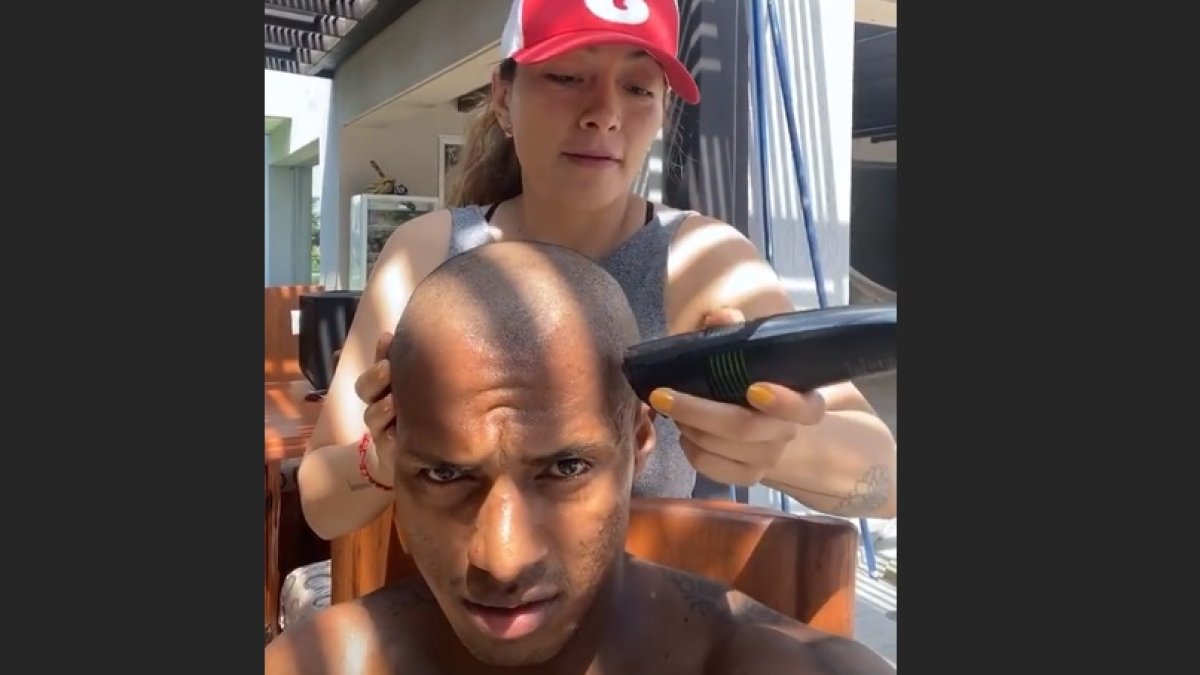 Zila Meneses fue la encargada de 'rapar' a su esposo, el Toño Valencia.