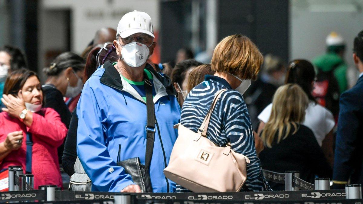 Las personas adultas, de 65 años en adelante, no deben salir de sus casas.